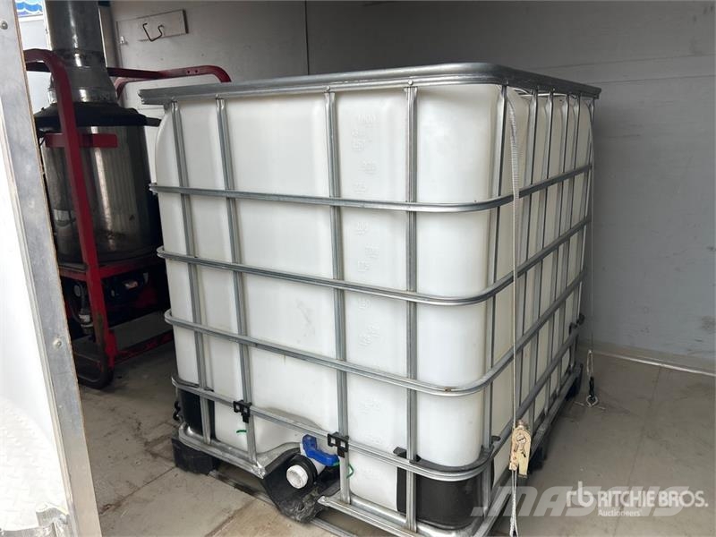 Stealth 14 ft T/A Enclosed Trailer Прицепы-фургоны