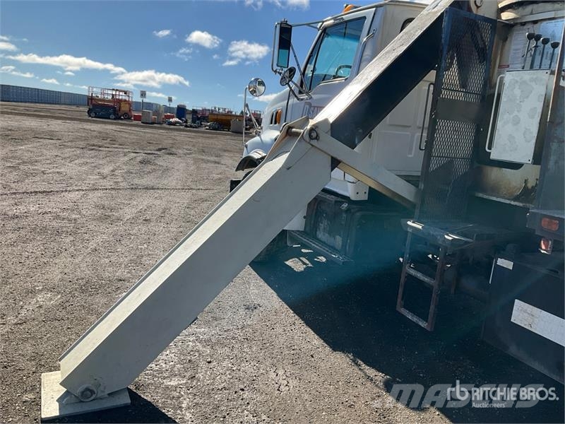 Sterling 900A 52000 lb Straight Boom on Sterling LT9500 6x4 Automobiliniai kranai