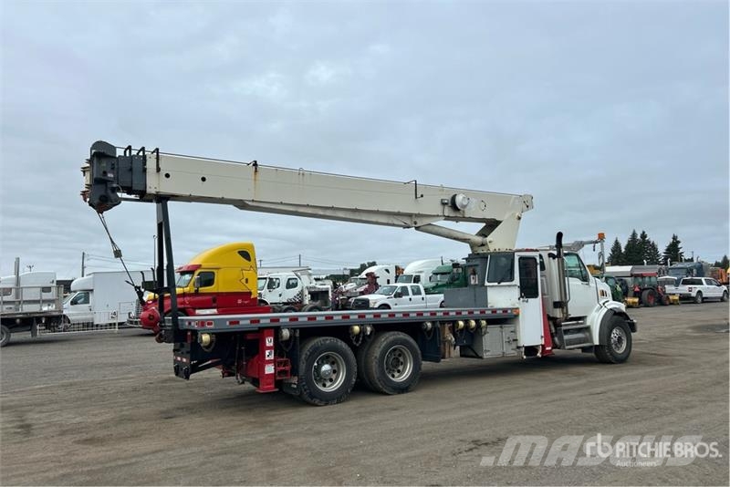 Sterling BT4792 50000 lb Straight Boom on Sterling L7500 4x Camion plateau ridelle avec grue