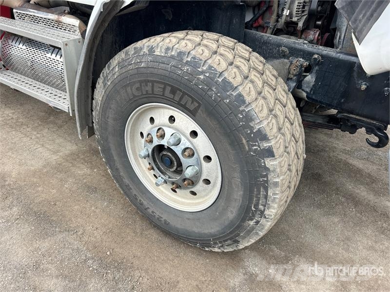 Sterling BT4792 50000 lb Straight Boom on Sterling L7500 4x Camion plateau ridelle avec grue