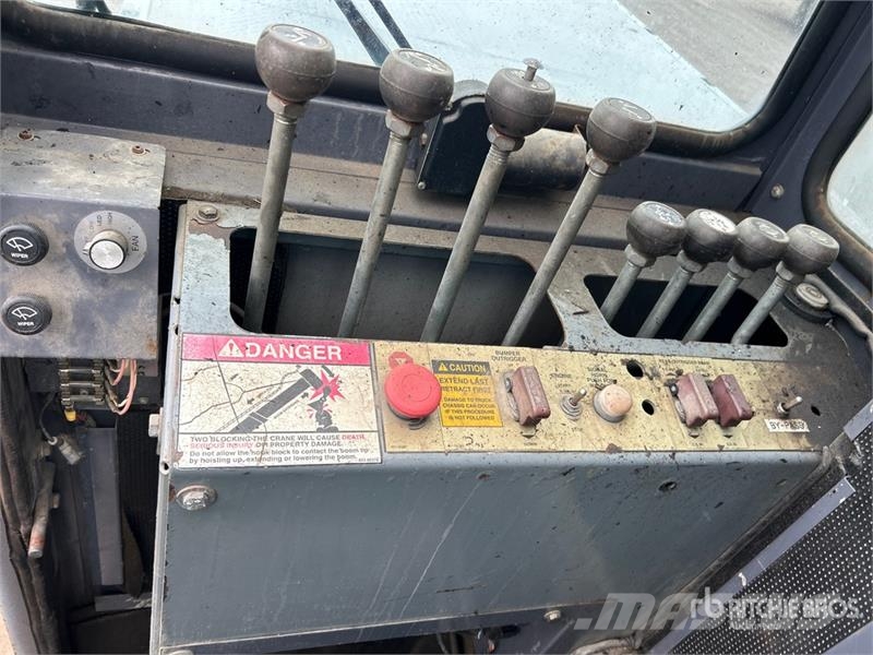 Sterling BT4792 50000 lb Straight Boom on Sterling L7500 4x Camion plateau ridelle avec grue