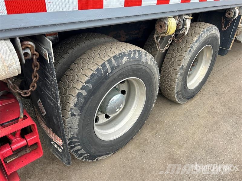 Sterling BT4792 50000 lb Straight Boom on Sterling L7500 4x Camion plateau ridelle avec grue