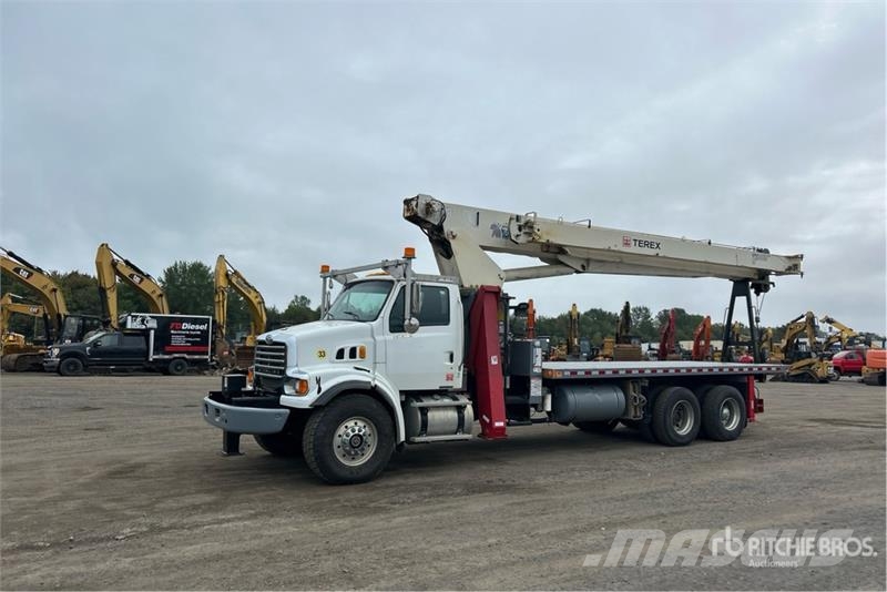 Sterling BT4792 50000 lb Straight Boom on Sterling L7500 4x Camion plateau ridelle avec grue
