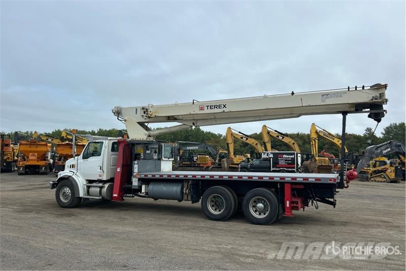 Sterling BT4792 50000 lb Straight Boom on Sterling L7500 4x Camion plateau ridelle avec grue