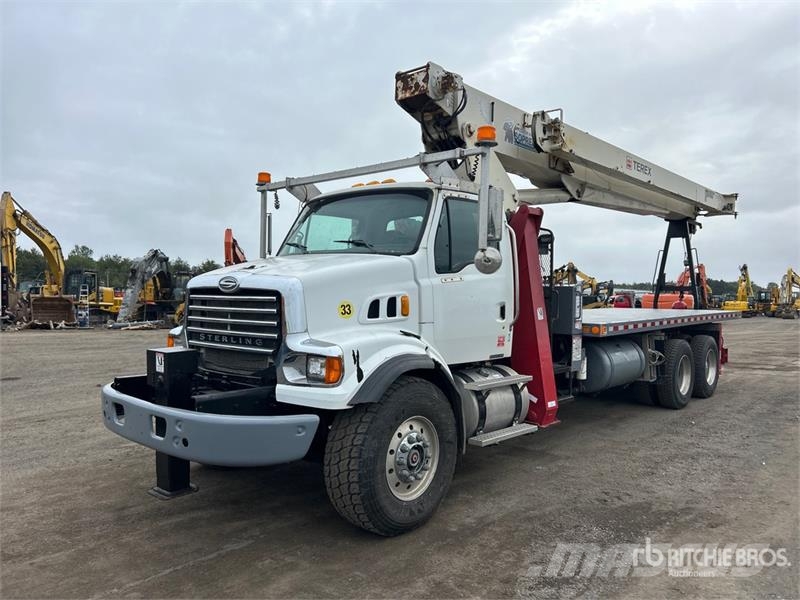 Sterling BT4792 50000 lb Straight Boom on Sterling L7500 4x Camion plateau ridelle avec grue