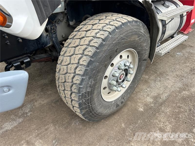 Sterling BT4792 50000 lb Straight Boom on Sterling L7500 4x Camion plateau ridelle avec grue
