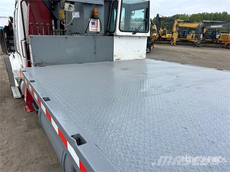 Sterling BT4792 50000 lb Straight Boom on Sterling L7500 4x Camion plateau ridelle avec grue