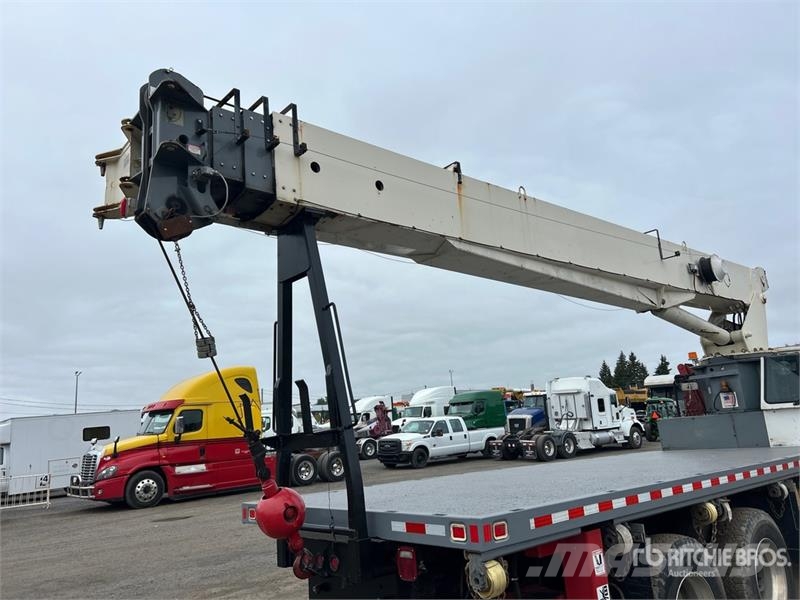 Sterling BT4792 50000 lb Straight Boom on Sterling L7500 4x Camion plateau ridelle avec grue