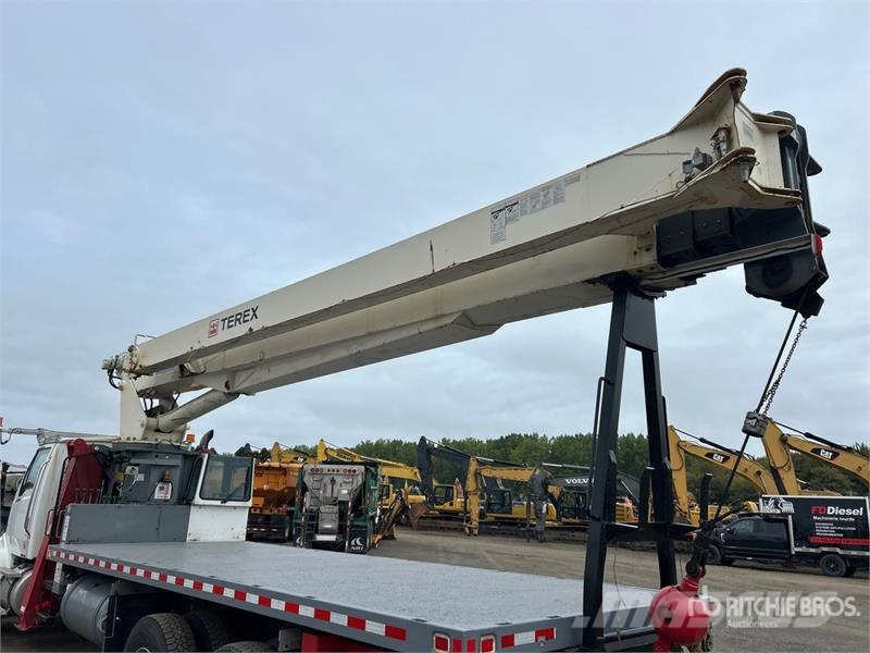 Sterling BT4792 50000 lb Straight Boom on Sterling L7500 4x Camion plateau ridelle avec grue