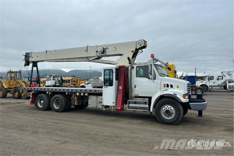 Sterling BT4792 50000 lb Straight Boom on Sterling L7500 4x Camion plateau ridelle avec grue