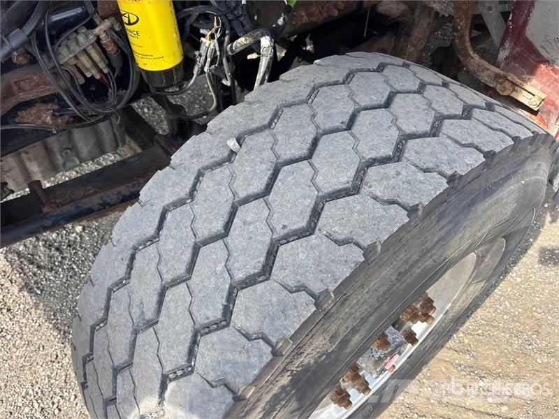 Sterling L9500 شاحنات قلابة