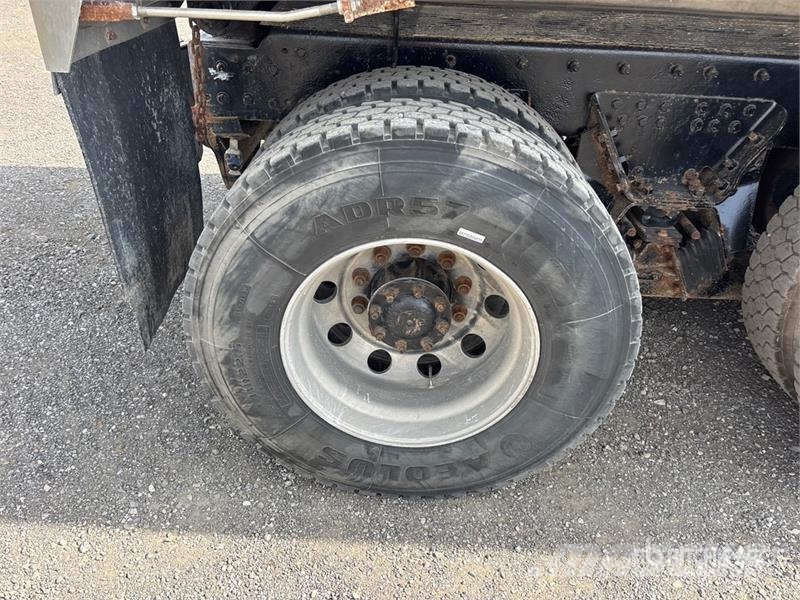 Sterling L9500 شاحنات قلابة
