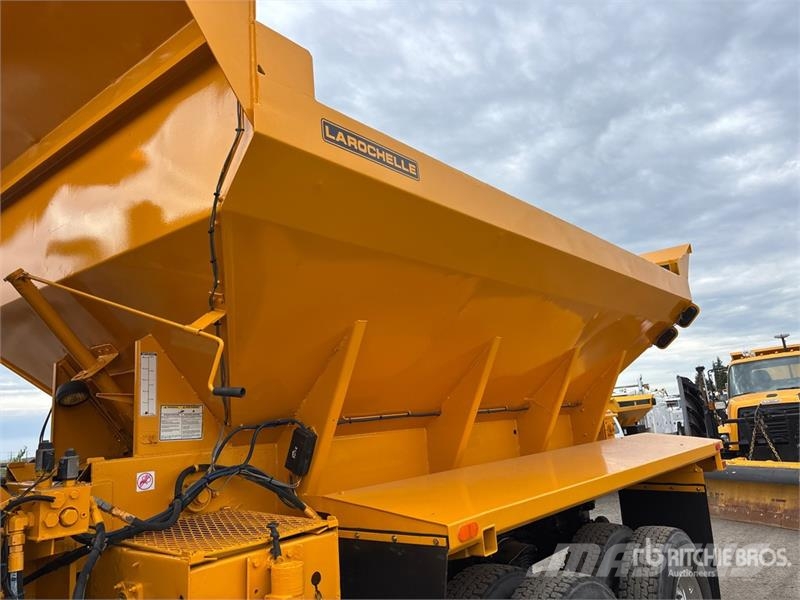 Sterling L9500 多目的/汎用車両