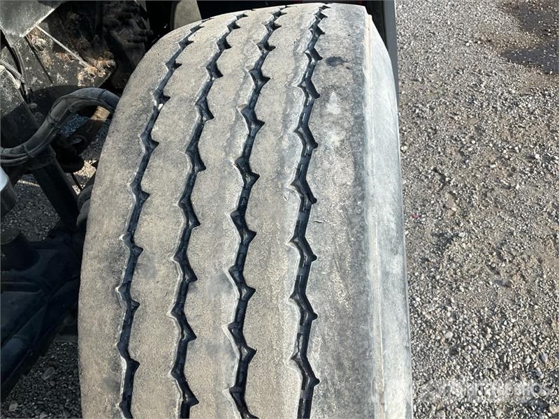 Sterling L9500 شاحنات قلابة