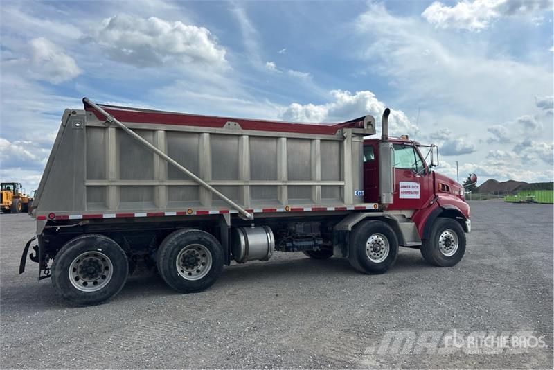 Sterling L9500 شاحنات قلابة