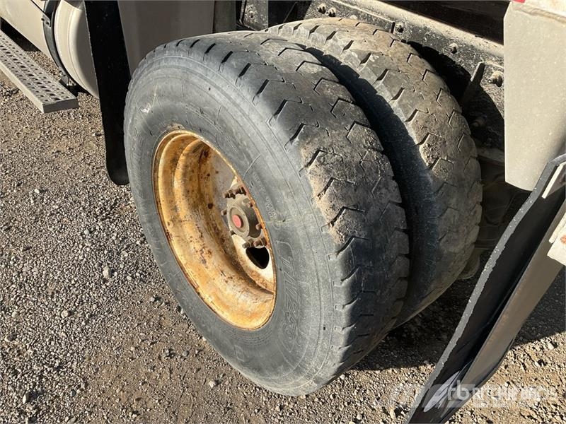 Sterling L9500 شاحنات قلابة
