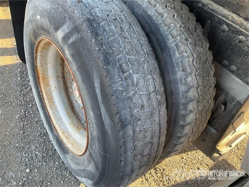 Sterling L9500 شاحنات قلابة