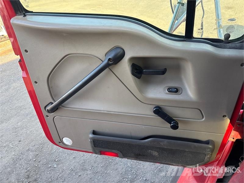 Sterling L9500 Tienhoitoautot