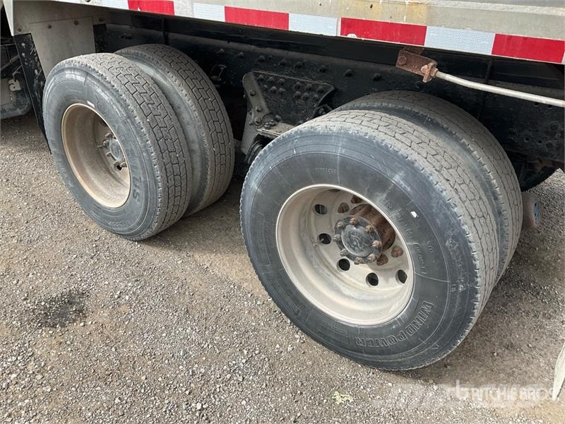 Sterling L9500 شاحنات قلابة