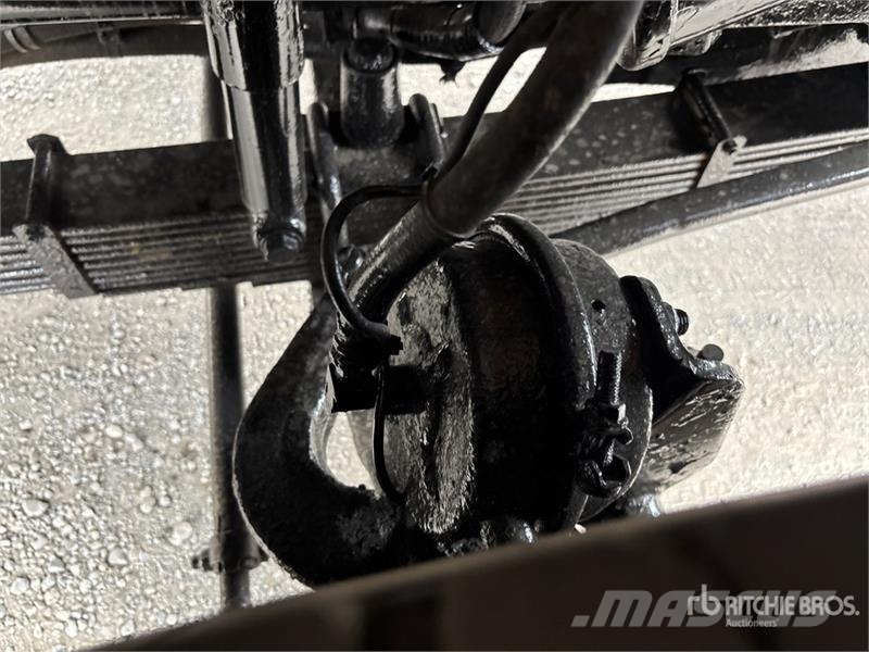 Sterling L9500 多目的/汎用車両