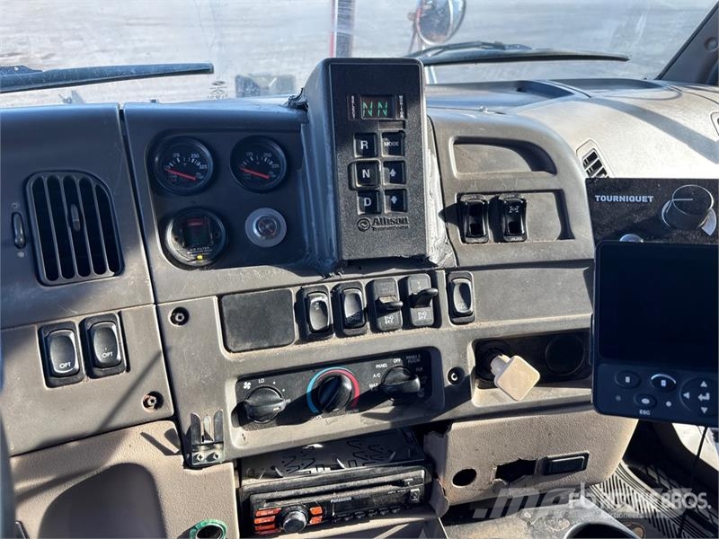 Sterling L9500 Tienhoitoautot