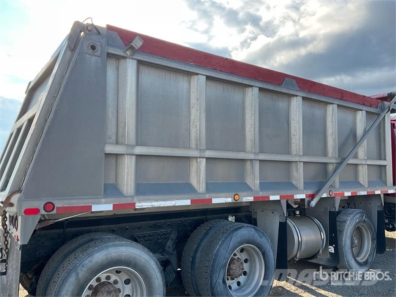 Sterling L9500 شاحنات قلابة