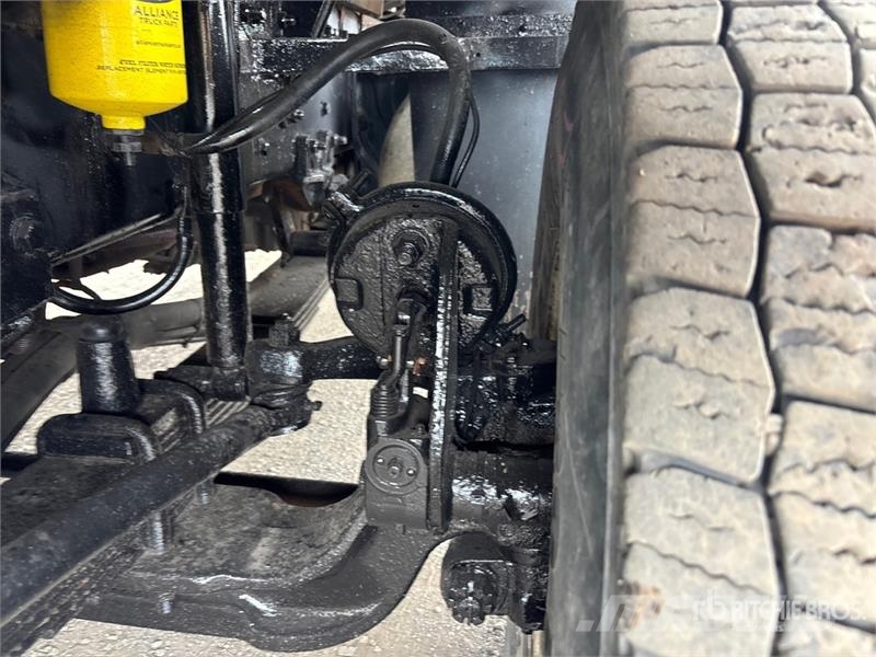 Sterling L9500 多目的/汎用車両