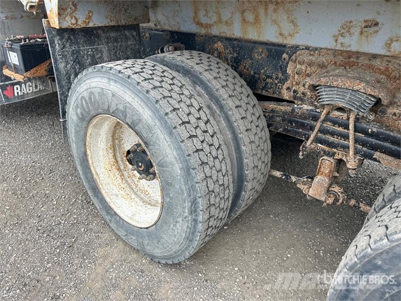 Sterling L9500 自卸式货车