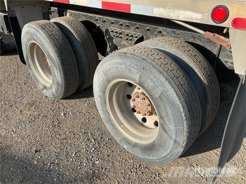 Sterling L9500 شاحنات قلابة