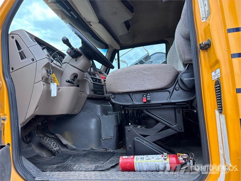 Sterling L9500 多目的/汎用車両