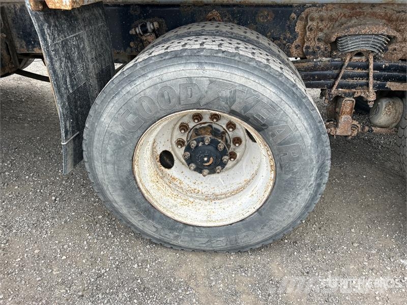 Sterling L9500 自卸式货车