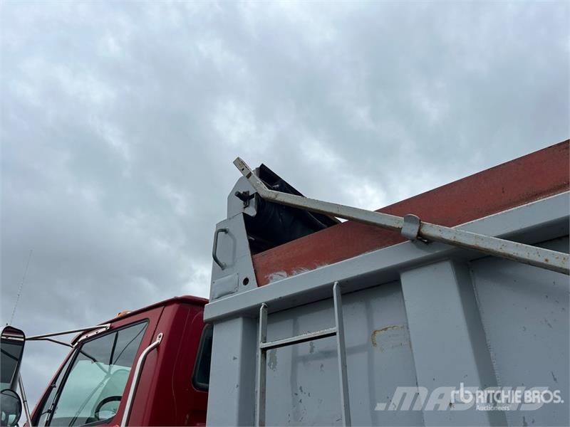 Sterling L9500 自卸式货车