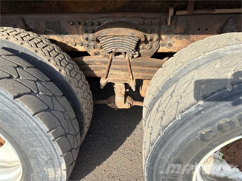 Sterling L9500 Tienhoitoautot