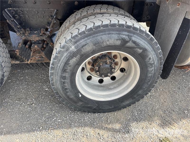 Sterling L9500 شاحنات قلابة