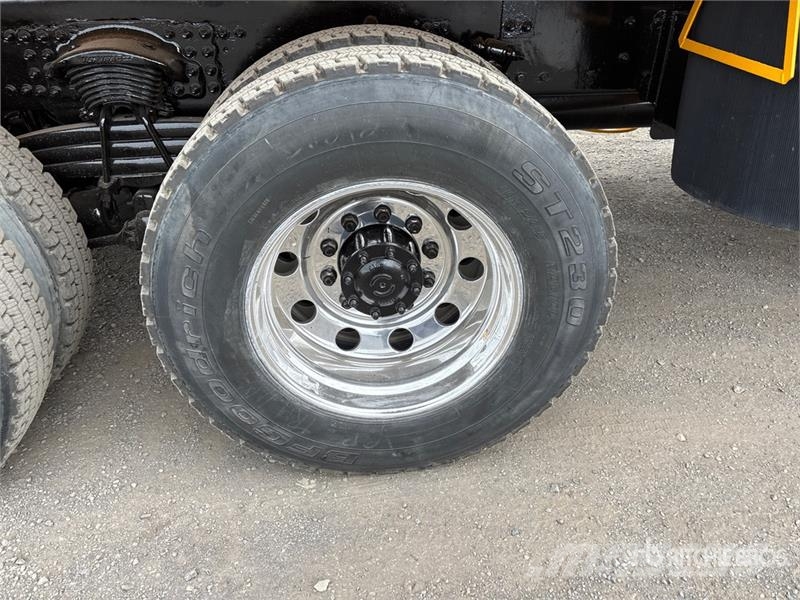 Sterling L9500 多目的/汎用車両