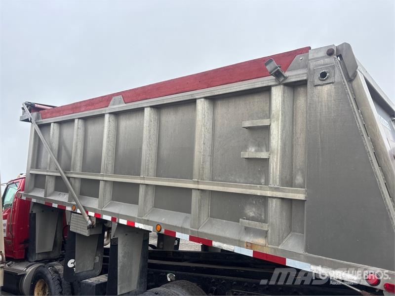 Sterling L9500 شاحنات قلابة