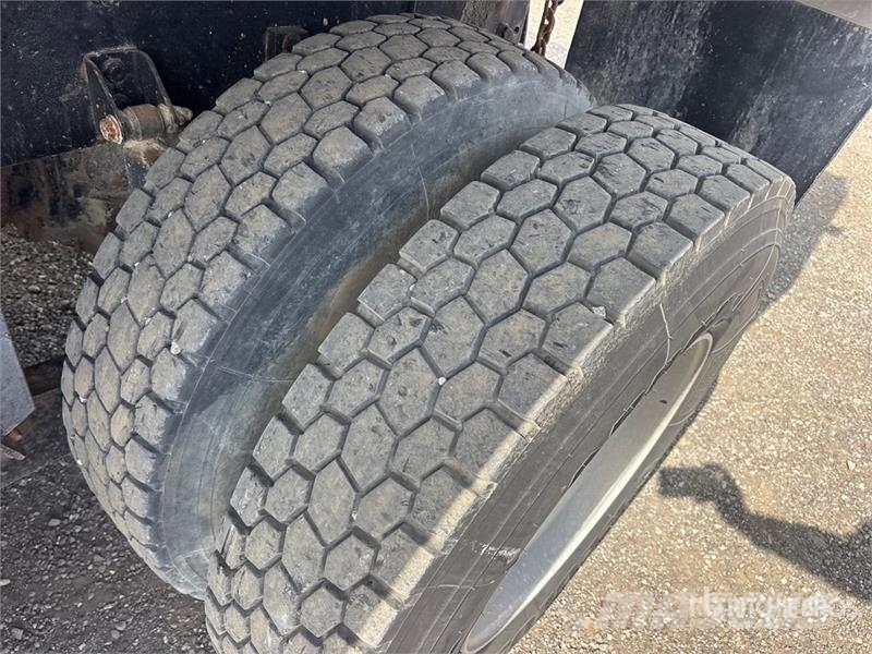 Sterling L9500 شاحنات قلابة