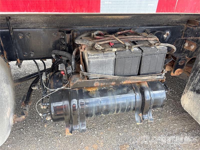 Sterling L9500 شاحنات قلابة