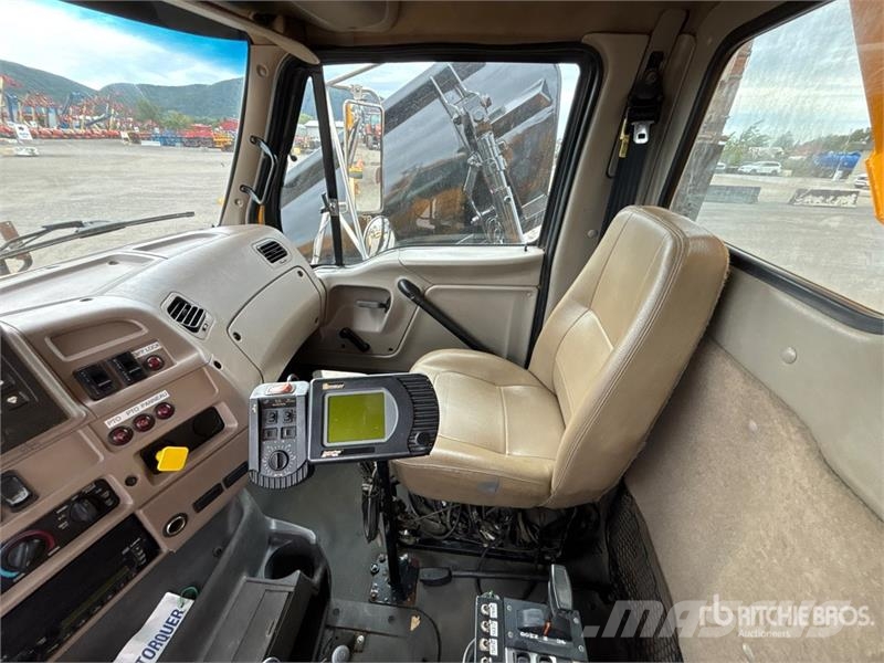 Sterling L9500 多目的/汎用車両