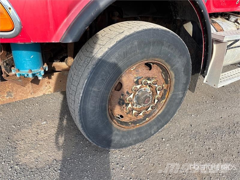 Sterling L9500 Tienhoitoautot
