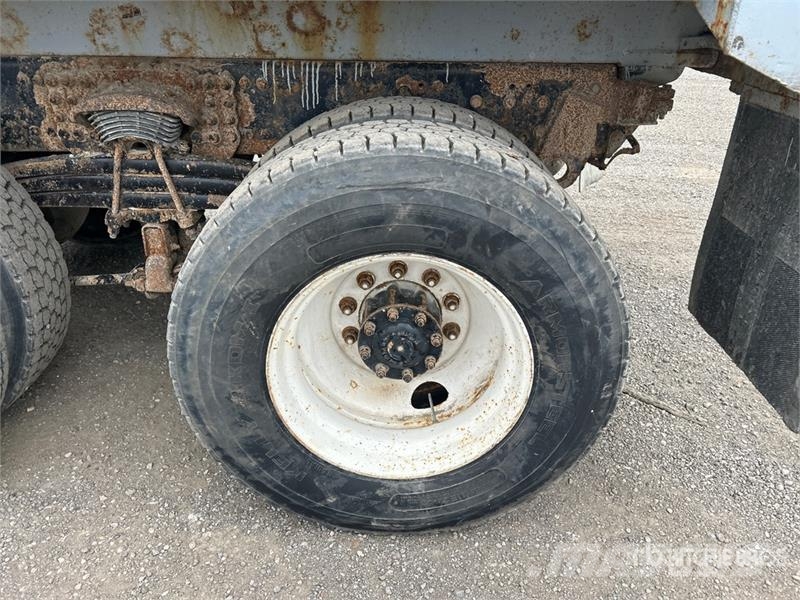 Sterling L9500 自卸式货车