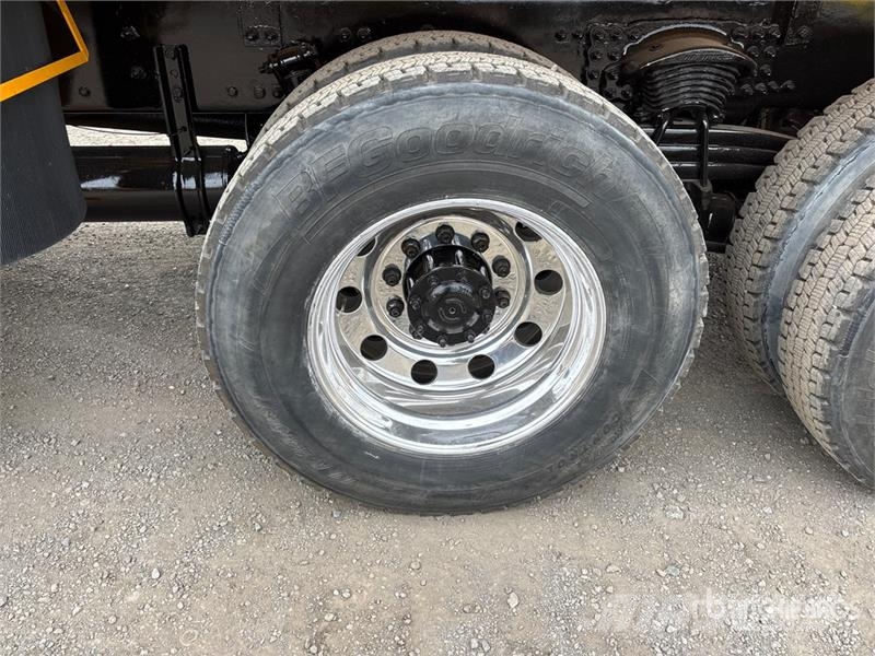 Sterling L9500 多目的/汎用車両