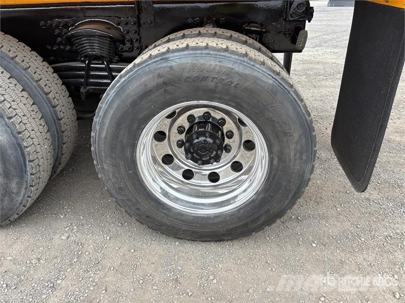 Sterling L9500 多目的/汎用車両