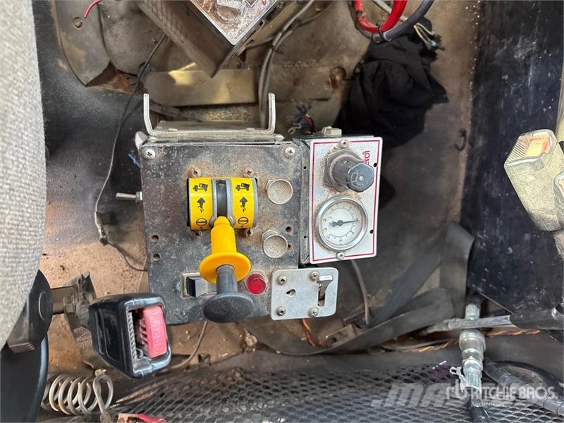 Sterling L9500 Tienhoitoautot