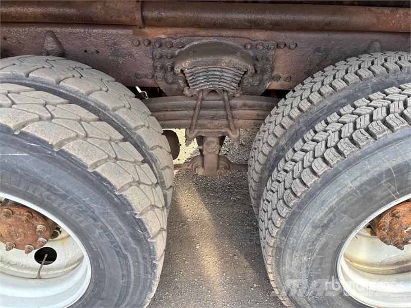 Sterling L9500 Tienhoitoautot