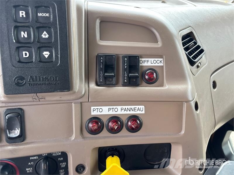 Sterling L9500 多目的/汎用車両