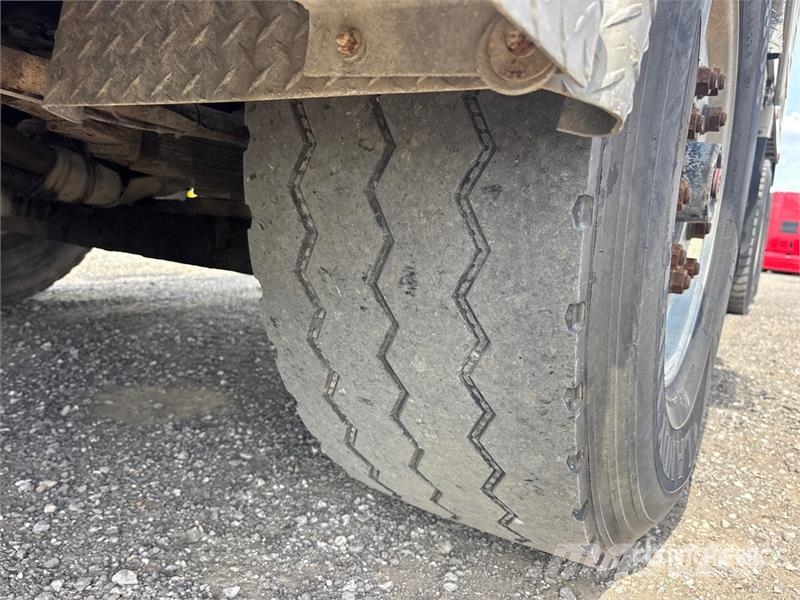 Sterling L9500 شاحنات قلابة