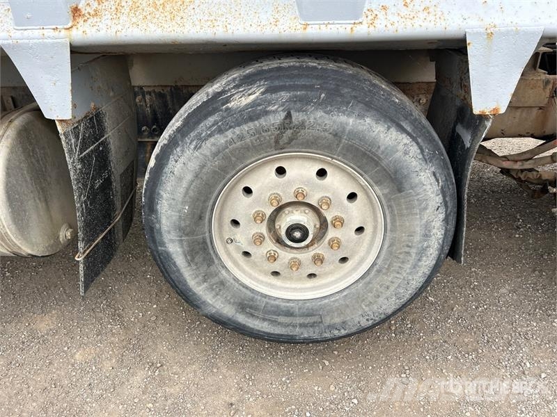 Sterling L9500 自卸式货车
