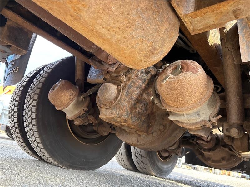 Sterling L9500 Tienhoitoautot