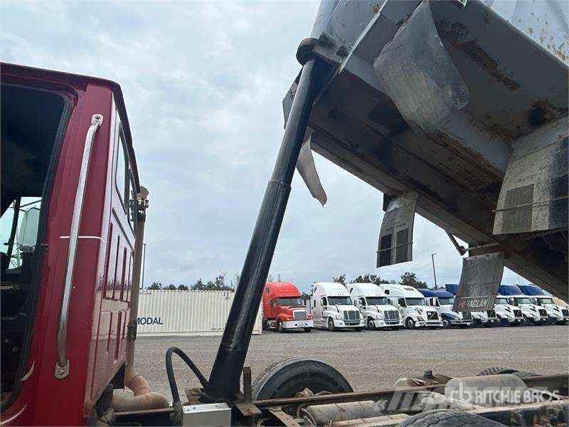 Sterling L9500 自卸式货车